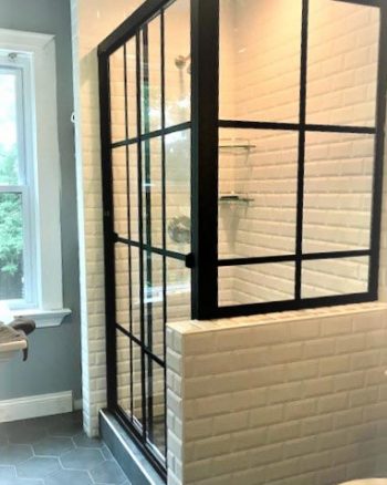 Lucette 1660B (Bypass Stall with buttress return) with Clear Glass & Matte Black Gridworks